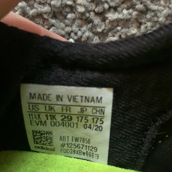 Little boys size 11.5 Adidas sneakers, black and yellow/green - Picture 4 of 4